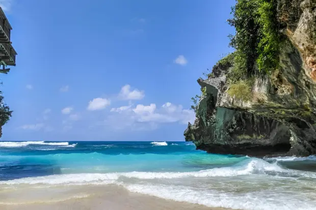 Pantai Uluwatu, Surga Pecinta Ombak dan Panorama Tebing