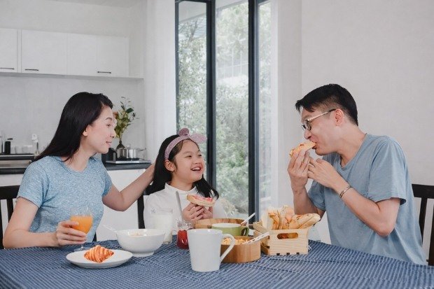 Cara Aktif Mengubah Pola Makan agar Tidak Makan Sambil Berdiri