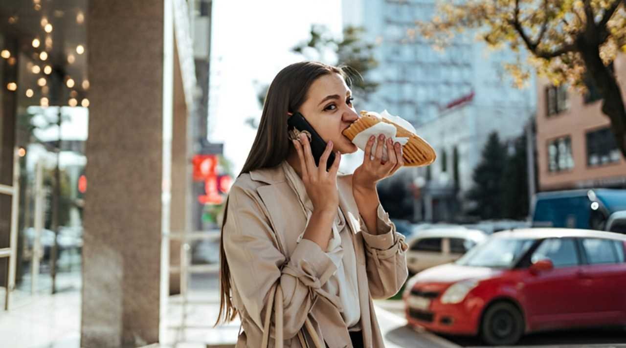 Tidak Boleh Makan dan Minum Sambil Berdiri, Mitos atau Fakta