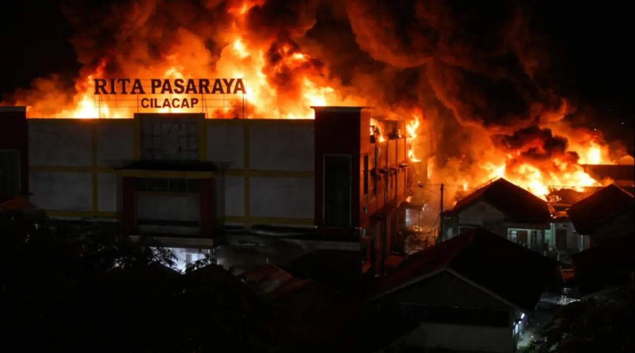 Rita Pasaraya Cilacap Terbakar, Api Melalap Pusat Perbelanjaan